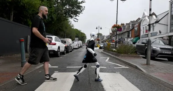 Humanoid robot 'Jimmy' gets up close and personal on Ascot High Street